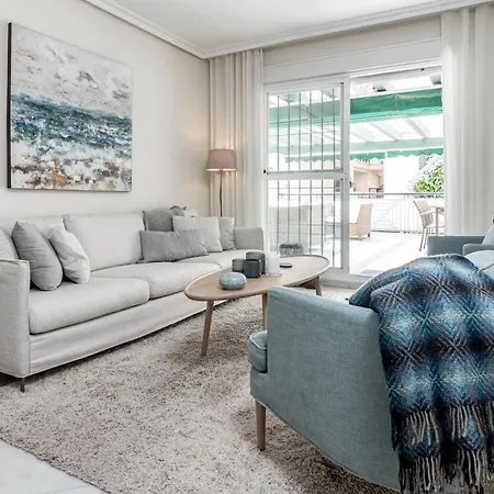 Sensational And Exotic 3-bedroom Retreat In Nueva Andalucia With A Palm Garden דירה *