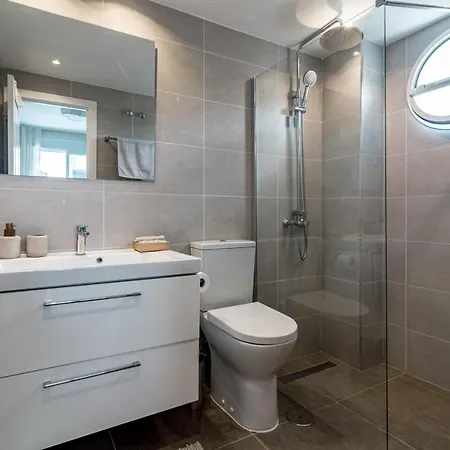 Sensational And Exotic 3-bedroom Retreat In Nueva Andalucia With A Palm Garden דירה