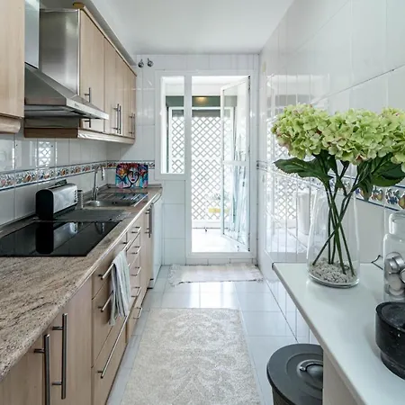 Sensational And Exotic 3-bedroom Retreat In Nueva Andalucia With A Palm Garden דירה מארבלה