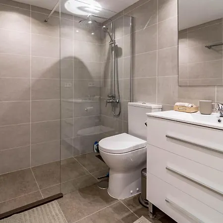 Sensational And Exotic 3-bedroom Retreat In Nueva Andalucia With A Palm Garden דירה