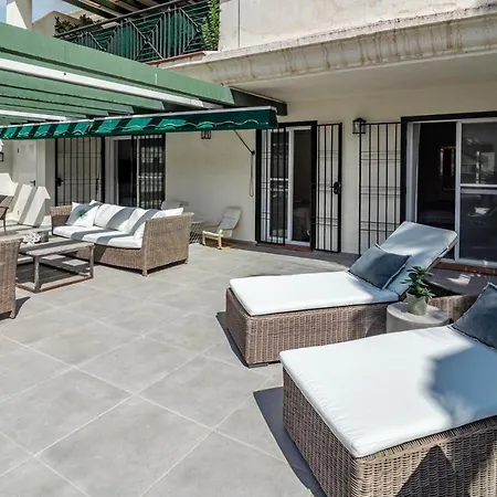Sensational And Exotic 3-bedroom Retreat In Nueva Andalucia With A Palm Garden דירה מארבלה