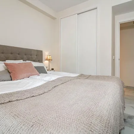 Sensational And Exotic 3-bedroom Retreat In Nueva Andalucia With A Palm Garden דירה מארבלה
