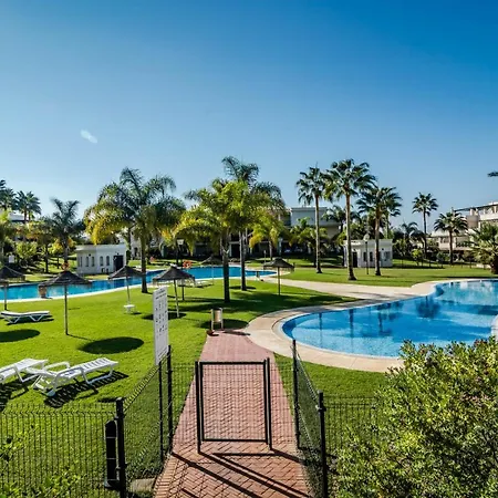 Sensational And Exotic 3-bedroom Retreat In Nueva Andalucia With A Palm Garden דירה מארבלה