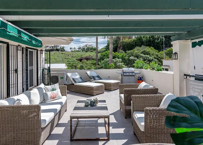 Sensational And Exotic 3-bedroom Retreat In Nueva Andalucia With A Palm Garden アパート マルベーリャ