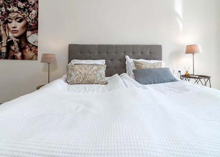 Sensational And Exotic 3-bedroom Retreat In Nueva Andalucia With A Palm Garden アパート *