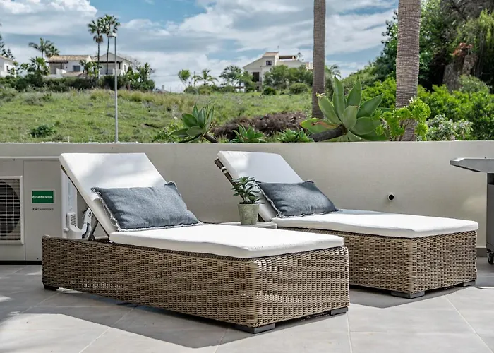 Sensational And Exotic 3-bedroom Retreat In Nueva Andalucia With A Palm Garden アパート マルベーリャ