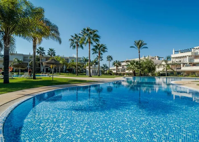 アパート Sensational And Exotic 3-bedroom Retreat In Nueva Andalucia With A Palm Garden マルベーリャ