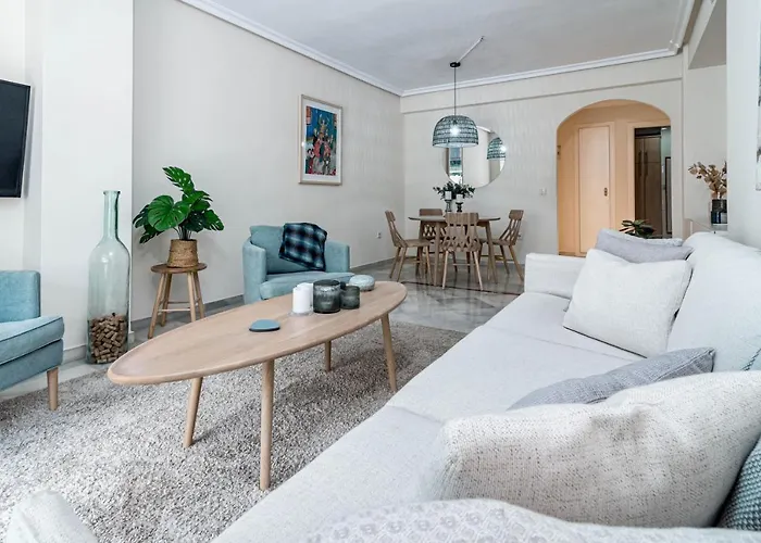 Sensational And Exotic 3-bedroom Retreat In Nueva Andalucia With A Palm Garden アパート