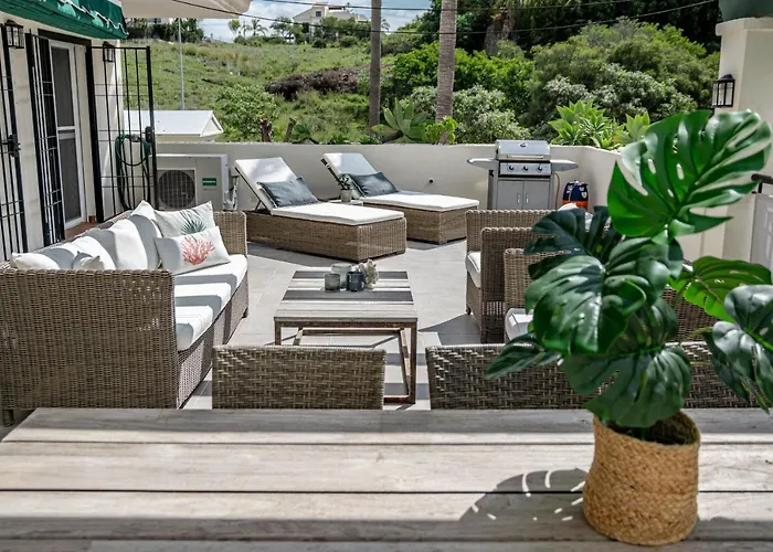 Sensational And Exotic 3-bedroom Retreat In Nueva Andalucia With A Palm Garden *