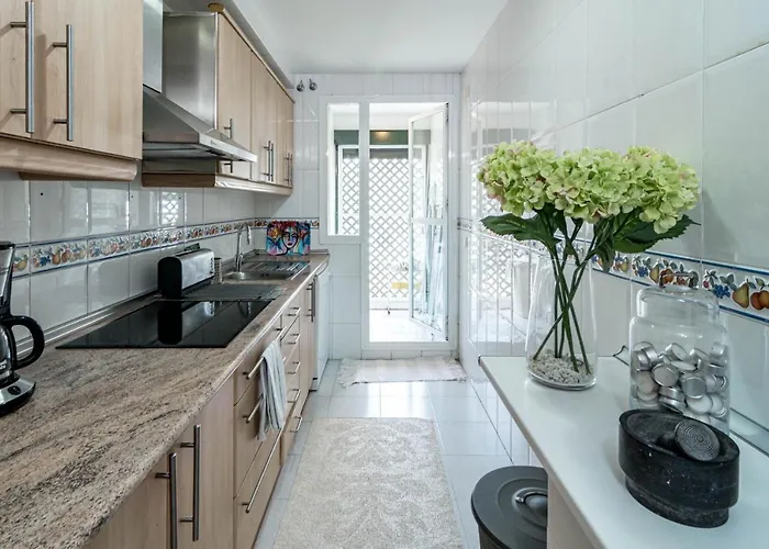 Sensational And Exotic 3-bedroom Retreat In Nueva Andalucia With A Palm Garden アパート マルベーリャ