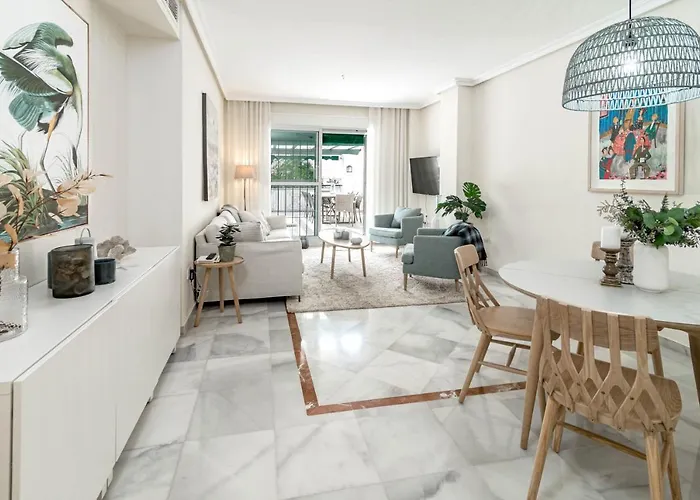 Sensational And Exotic 3-bedroom Retreat In Nueva Andalucia With A Palm Garden マルベーリャ