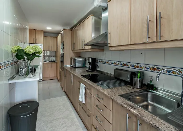 Sensational And Exotic 3-bedroom Retreat In Nueva Andalucia With A Palm Garden *