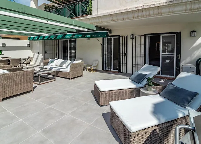 Sensational And Exotic 3-bedroom Retreat In Nueva Andalucia With A Palm Garden アパート マルベーリャ