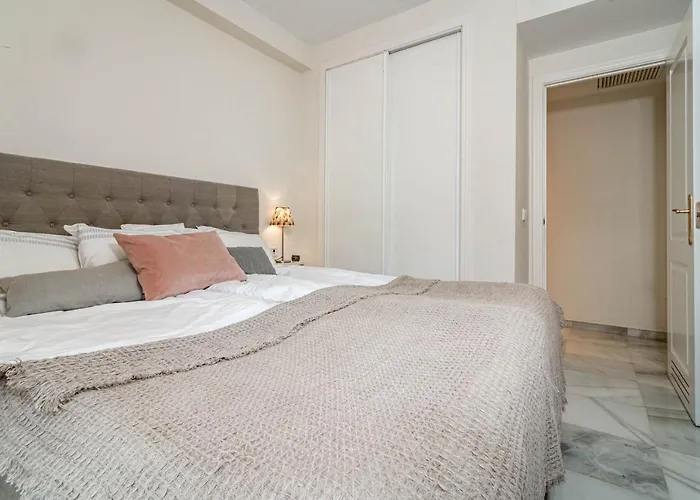 Sensational And Exotic 3-bedroom Retreat In Nueva Andalucia With A Palm Garden アパート マルベーリャ