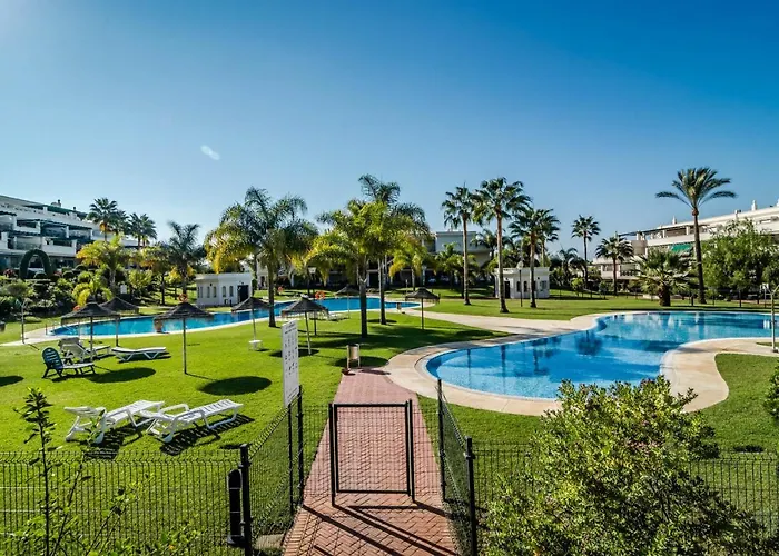 Sensational And Exotic 3-bedroom Retreat In Nueva Andalucia With A Palm Garden アパート マルベーリャ