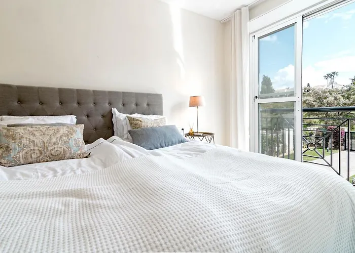 Sensational And Exotic 3-bedroom Retreat In Nueva Andalucia With A Palm Garden *