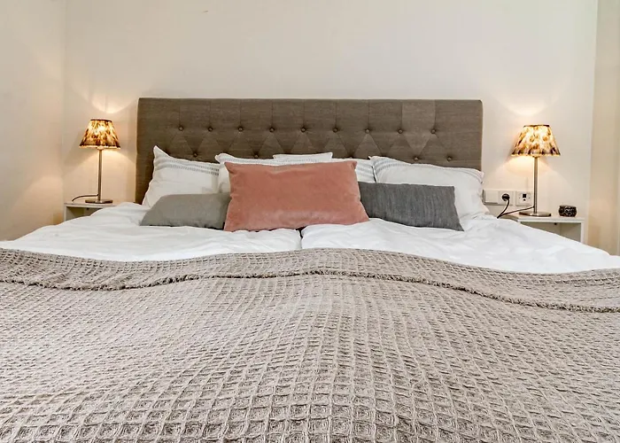 Sensational And Exotic 3-bedroom Retreat In Nueva Andalucia With A Palm Garden *