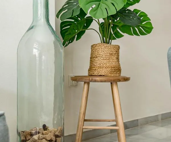 Sensational And Exotic 3-bedroom Retreat In Nueva Andalucia With A Palm Garden *