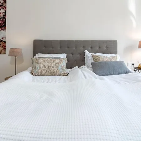 Sensational And Exotic 3-bedroom Retreat In Nueva Andalucia With A Palm Garden Apartment *