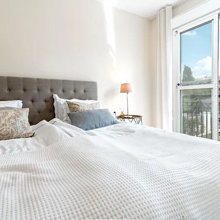 Sensational And Exotic 3-bedroom Retreat In Nueva Andalucia With A Palm Garden *