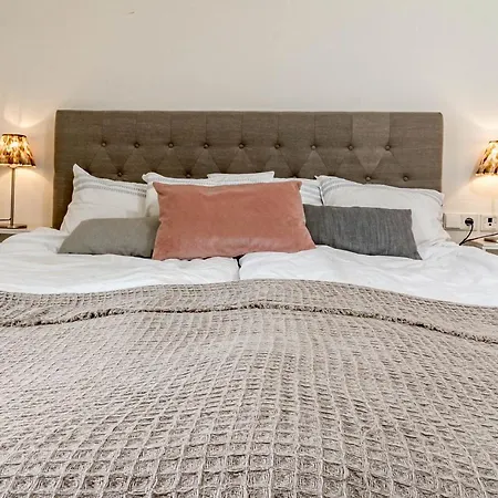 Sensational And Exotic 3-bedroom Retreat In Nueva Andalucia With A Palm Garden *